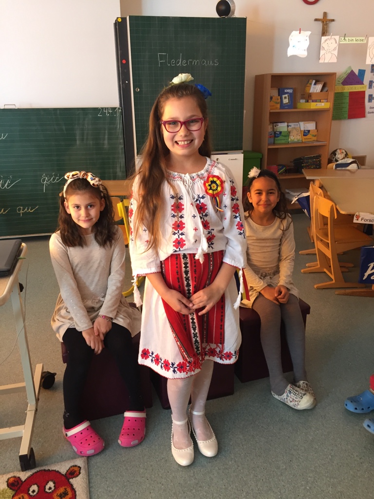 Schülerin Briana Coptil in traditioneller rumänischer Kleidung